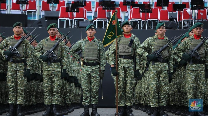 Prajurit TNI dari tiga matra menggelar gladi kotor jelang perayaan HUT ke-80 TNI di Monas, Jakarta Pusat, Kamis (2/9/2025). (CNBC Indonesia/Tri Susilo)