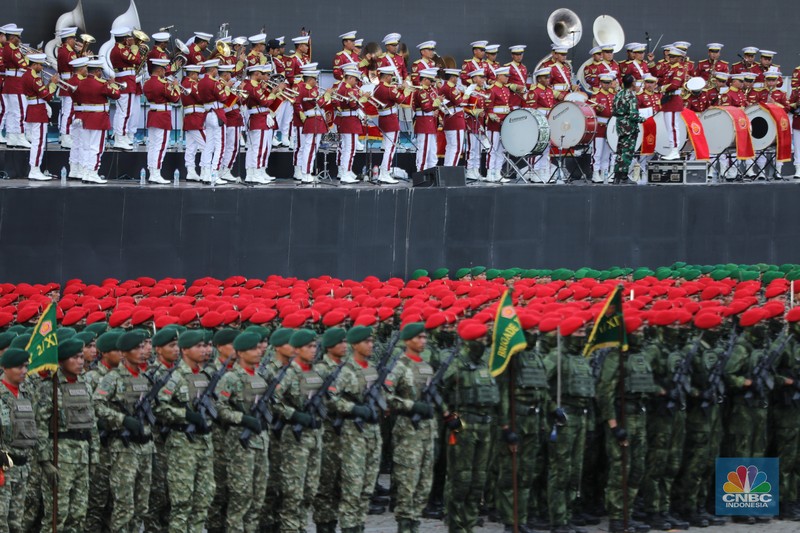 Prajurit TNI dari tiga matra menggelar gladi kotor jelang perayaan HUT ke-80 TNI di Monas, Jakarta Pusat, Kamis (2/9/2025). (CNBC Indonesia/Tri Susilo)