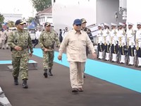 Prabowo Berlayar Pakai KRI Radjiman, Saksikan Parade di Teluk Jakarta