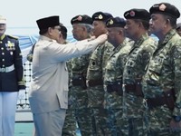 Prabowo Anugerahkan Wamen Kelautan Pangkat Laksamana TNI Kehormatan