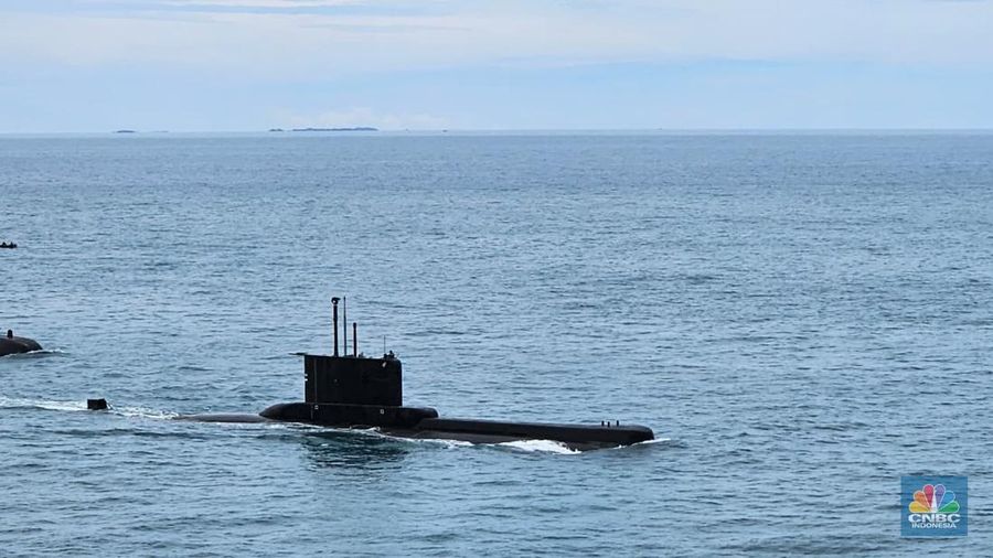 Presiden Prabowo Subianto menyaksikan demo laut dan sailing pass TNI AL Tahun 2025 dari kapal KRI dr. Radjiman Wedyodiningrat - 992, di perairan Teluk Jakarta, Kamis (2/10/2025). (Dok. Biro Pers Sekretariat Presiden/Rusman)