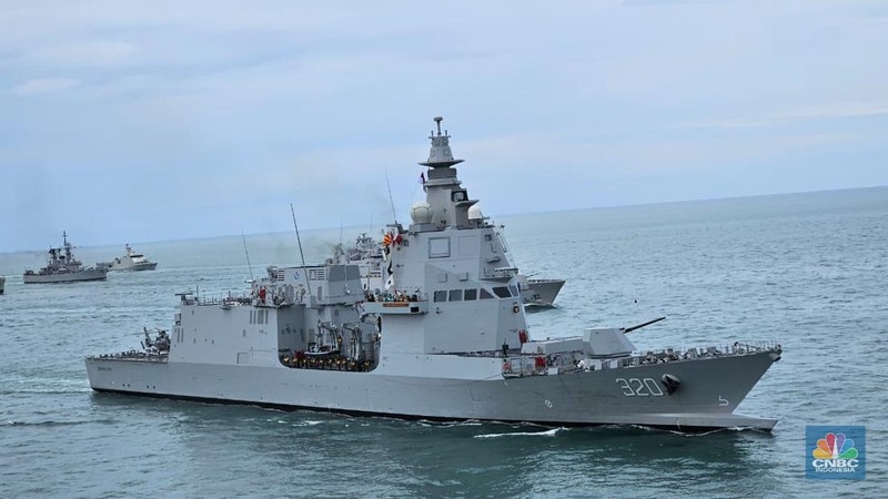 Presiden Prabowo Subianto menyaksikan demo laut dan sailing pass TNI AL Tahun 2025 dari kapal KRI dr. Radjiman Wedyodiningrat - 992, di perairan Teluk Jakarta, Kamis (2/10/2025). (Dok. Biro Pers Sekretariat Presiden/Rusman)