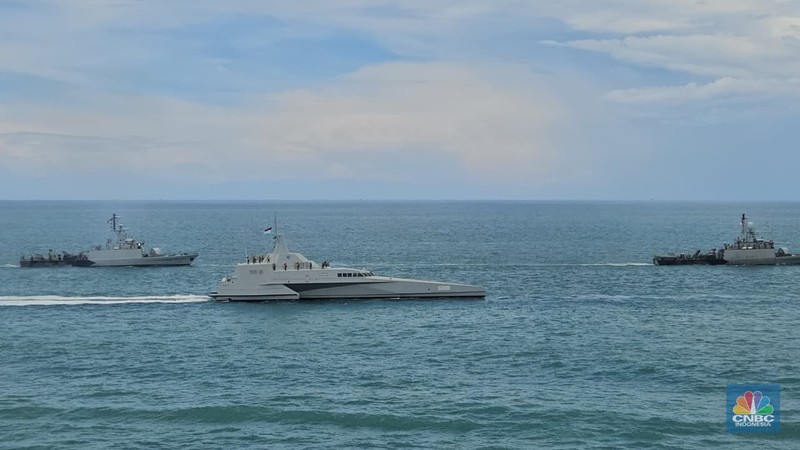 Presiden Prabowo Subianto menyaksikan demo laut dan sailing pass TNI AL Tahun 2025 dari kapal KRI dr. Radjiman Wedyodiningrat - 992, di perairan Teluk Jakarta, Kamis (2/10/2025). (Dok. Biro Pers Sekretariat Presiden/Rusman)