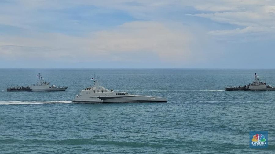 Presiden Prabowo Subianto menyaksikan demo laut dan sailing pass TNI AL Tahun 2025 dari kapal KRI dr. Radjiman Wedyodiningrat - 992, di perairan Teluk Jakarta, Kamis (2/10/2025). (Dok. Biro Pers Sekretariat Presiden/Rusman)