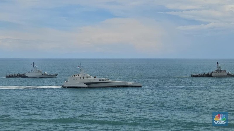 Presiden Prabowo Subianto menyaksikan demo laut dan sailing pass TNI AL Tahun 2025 dari kapal KRI dr. Radjiman Wedyodiningrat - 992, di perairan Teluk Jakarta, Kamis (2/10/2025). (Dok. Biro Pers Sekretariat Presiden/Rusman)
