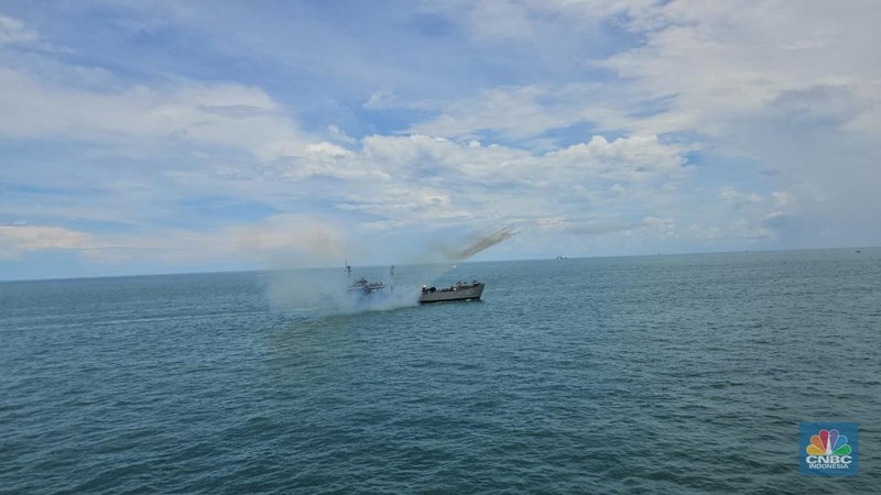 Presiden Prabowo Subianto menyaksikan demo laut dan sailing pass TNI AL Tahun 2025 dari kapal KRI dr. Radjiman Wedyodiningrat - 992, di perairan Teluk Jakarta, Kamis (2/10/2025). (Dok. Biro Pers Sekretariat Presiden/Rusman)