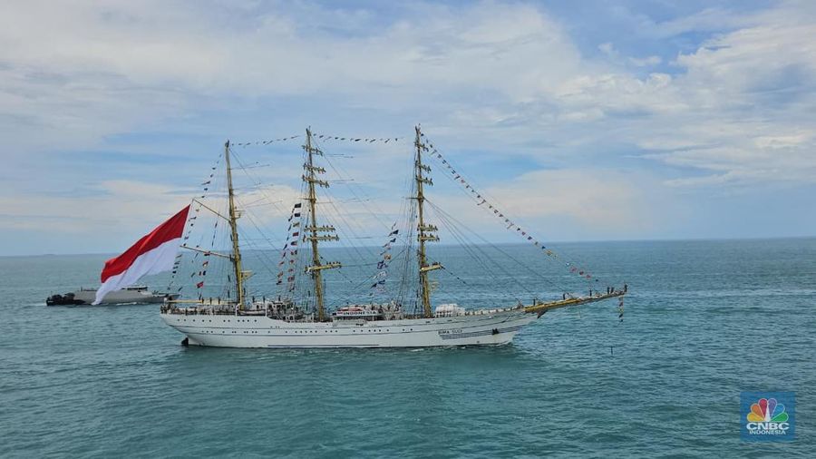 Presiden Prabowo Subianto menyaksikan demo laut dan sailing pass TNI AL Tahun 2025 dari kapal KRI dr. Radjiman Wedyodiningrat - 992, di perairan Teluk Jakarta, Kamis (2/10/2025). (Dok. Biro Pers Sekretariat Presiden/Rusman)