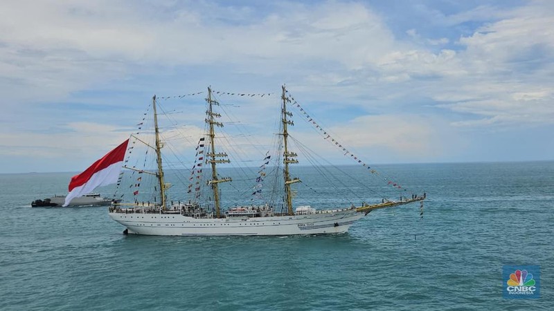Presiden Prabowo Subianto menyaksikan demo laut dan sailing pass TNI AL Tahun 2025 dari kapal KRI dr. Radjiman Wedyodiningrat - 992, di perairan Teluk Jakarta, Kamis (2/10/2025). (Dok. Biro Pers Sekretariat Presiden/Rusman)