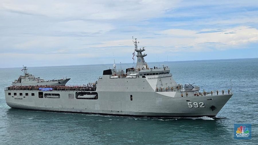 Presiden Prabowo Subianto menyaksikan demo laut dan sailing pass TNI AL Tahun 2025 dari kapal KRI dr. Radjiman Wedyodiningrat - 992, di perairan Teluk Jakarta, Kamis (2/10/2025). (CNBC Indonesia/Emir Yanwardhana)