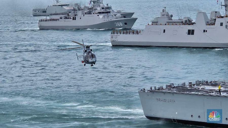 Presiden Prabowo Subianto menyaksikan demo laut dan sailing pass TNI AL Tahun 2025 dari kapal KRI dr. Radjiman Wedyodiningrat - 992, di perairan Teluk Jakarta, Kamis (2/10/2025). (Dok. Biro Pers Sekretariat Presiden/Rusman)