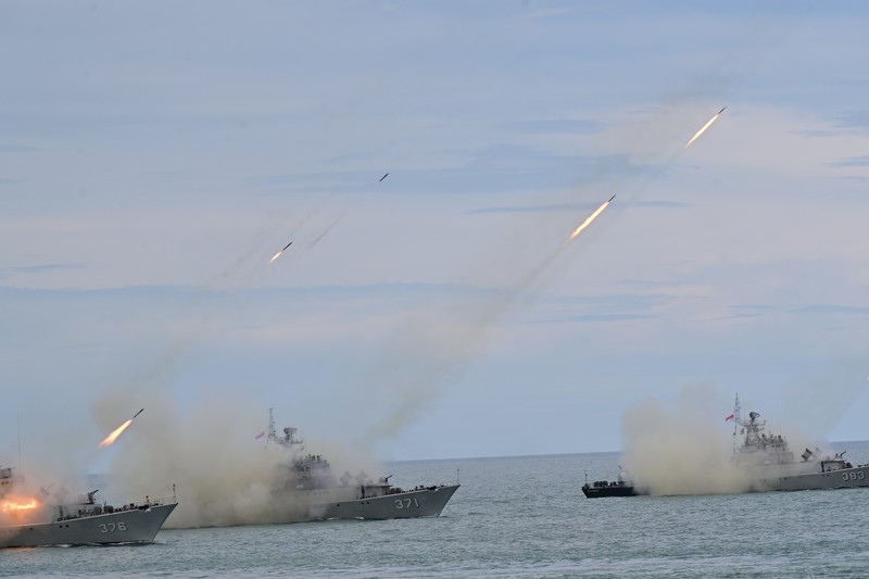 Presiden Prabowo Subianto menyaksikan demo laut dan sailing pass TNI AL Tahun 2025 dari kapal KRI dr. Radjiman Wedyodiningrat - 992, di perairan Teluk Jakarta, Kamis (2/10/2025). (Dok. Biro Pers Sekretariat Presiden/Rusman)