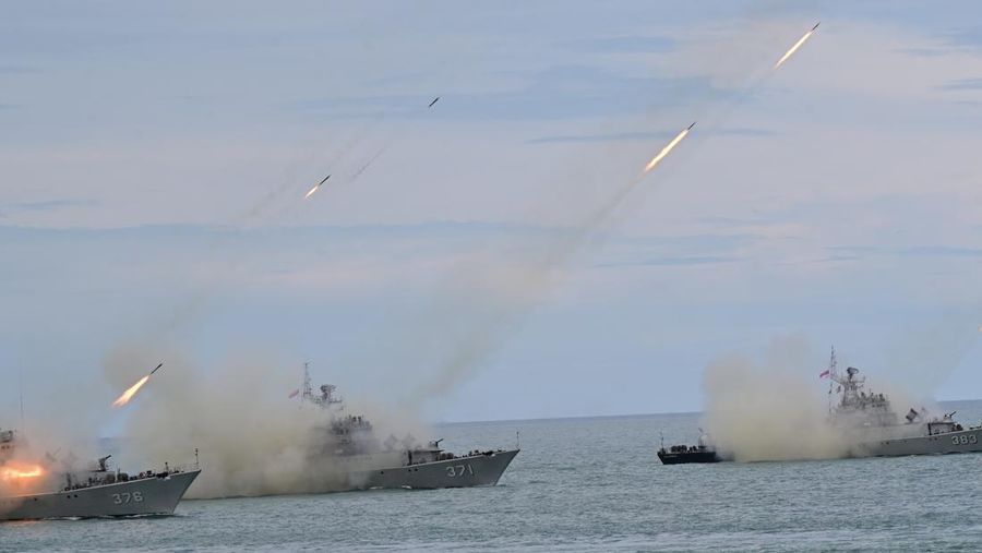 Presiden Prabowo Subianto menyaksikan demo laut dan sailing pass TNI AL Tahun 2025 dari kapal KRI dr. Radjiman Wedyodiningrat - 992, di perairan Teluk Jakarta, Kamis (2/10/2025). (Dok. Biro Pers Sekretariat Presiden/Rusman)