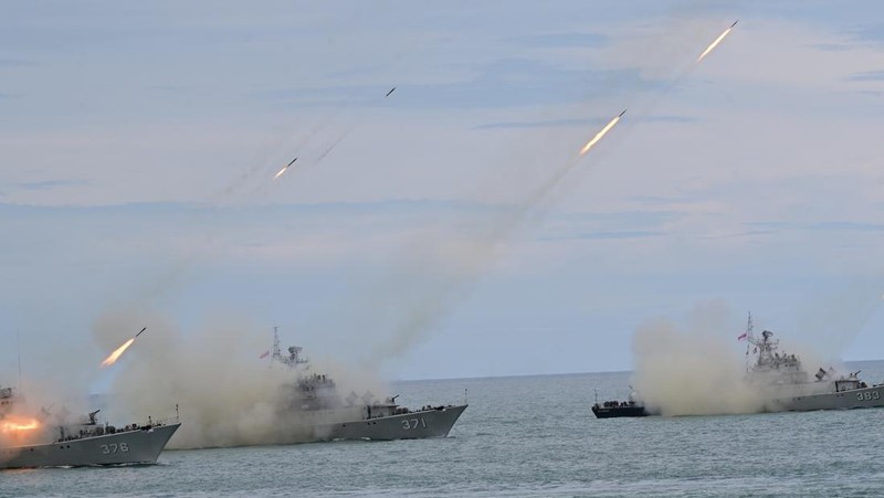 Presiden Prabowo Subianto menyaksikan demo laut dan sailing pass TNI AL Tahun 2025 dari kapal KRI dr. Radjiman Wedyodiningrat - 992, di perairan Teluk Jakarta, Kamis (2/10/2025). (Dok. Biro Pers Sekretariat Presiden/Rusman)