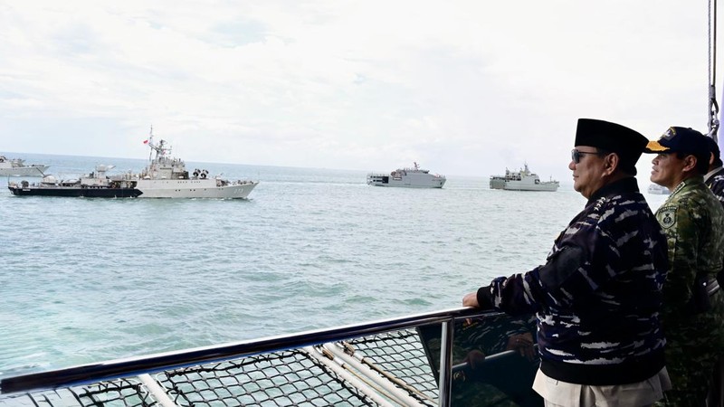 Presiden Prabowo Subianto menyaksikan demo laut dan sailing pass TNI AL Tahun 2025 dari kapal KRI dr. Radjiman Wedyodiningrat - 992, di perairan Teluk Jakarta, Kamis (2/10/2025). (Dok. Biro Pers Sekretariat Presiden/Rusman)