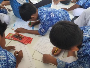 Peringati Hari Batik, Siswa SMP di Lamongan Bikin Motif dari Kalender Bekas