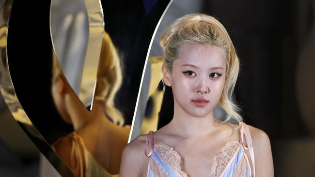 Elle UK Minta Maaf usai Dikritik Gegara Potong Foto Rose BLACKPINK