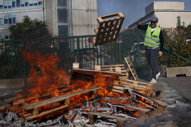 Para pengunjuk rasa memegang bendera serikat buruh selama demonstrasi di Nantes sebagai bagian dari hari pemogokan dan protes nasional terhadap pemerintah dan kemungkinan pemotongan penghematan, Prancis, 2 Oktober 2025. (REUTERS/Stephane Mahe)