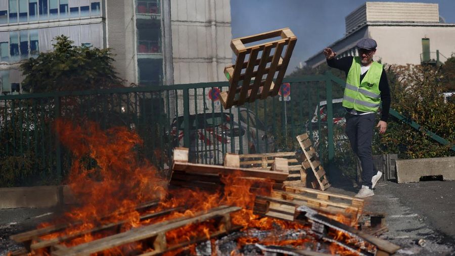 Para pengunjuk rasa memegang bendera serikat buruh selama demonstrasi di Nantes sebagai bagian dari hari pemogokan dan protes nasional terhadap pemerintah dan kemungkinan pemotongan penghematan, Prancis, 2 Oktober 2025. (REUTERS/Stephane Mahe)