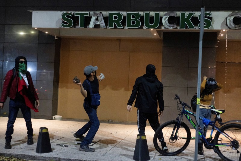 Demonstran pro-Palestina berkumpul di Kedutaan Besar Amerika Serikat untuk mengutuk intersepsi pasukan Israel terhadap kapal-kapal Armada Global Sumud yang bertujuan mencapai Gaza dan menerobos blokade laut Israel, di Kuala Lumpur, Malaysia, 2 Oktober 2025. (REUTERS/Hasnoor Hussain)