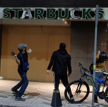 Potret Starbucks Jadi Sasaran Amukan Pendemo Pro-Palestina