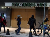 Potret Starbucks Jadi Sasaran Amukan Pendemo Pro-Palestina