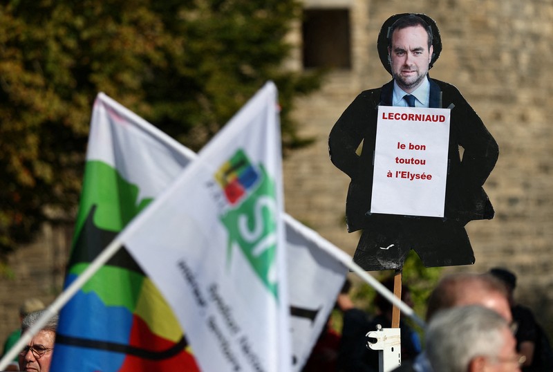 Para pengunjuk rasa memegang bendera serikat buruh selama demonstrasi di Nantes sebagai bagian dari hari pemogokan dan protes nasional terhadap pemerintah dan kemungkinan pemotongan penghematan, Prancis, 2 Oktober 2025. (REUTERS/Stephane Mahe)