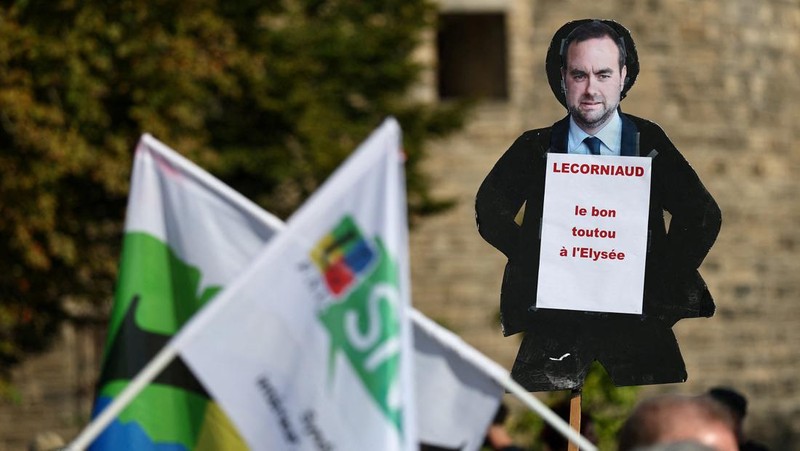 Para pengunjuk rasa memegang bendera serikat buruh selama demonstrasi di Nantes sebagai bagian dari hari pemogokan dan protes nasional terhadap pemerintah dan kemungkinan pemotongan penghematan, Prancis, 2 Oktober 2025. (REUTERS/Stephane Mahe)