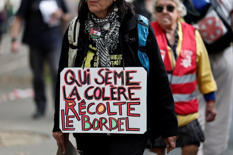 Para pengunjuk rasa memegang bendera serikat buruh selama demonstrasi di Nantes sebagai bagian dari hari pemogokan dan protes nasional terhadap pemerintah dan kemungkinan pemotongan penghematan, Prancis, 2 Oktober 2025. (REUTERS/Stephane Mahe)