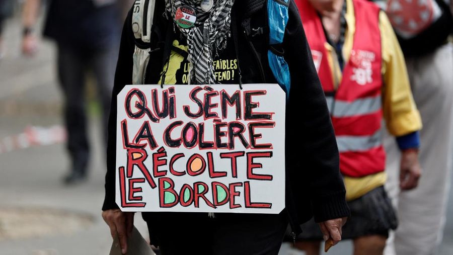 Para pengunjuk rasa memegang bendera serikat buruh selama demonstrasi di Nantes sebagai bagian dari hari pemogokan dan protes nasional terhadap pemerintah dan kemungkinan pemotongan penghematan, Prancis, 2 Oktober 2025. (REUTERS/Stephane Mahe)