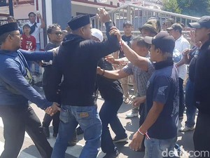 Pansus Hak Angket DPRD Pati Hadirkan Bupati Sudewo, Massa Pendukung Adu Jotos