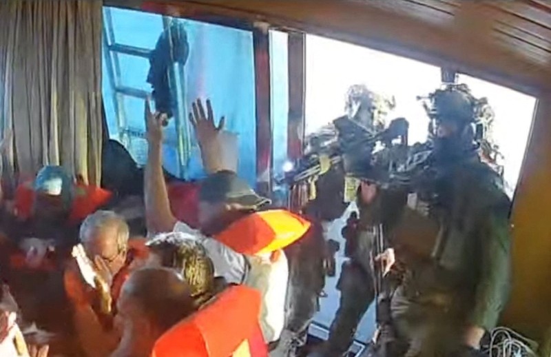 Tangkapan layar dari video streaming langsung menunjukkan pasukan angkatan laut Israel mengepung kapal All In yang menuju Gaza, bagian dari Armada Sumud Global, yang menurut laporan penyelenggara armada telah dicegat, 2 Oktober 2025. Tangkapan layar dari video streaming langsung menunjukkan pasukan angkatan laut Israel mengepung kapal All In yang menuju Gaza, bagian dari Armada Sumud Global, yang menurut laporan penyelenggara armada telah dicegat, 2 Oktober 2025. (Global Sumud Flotilla/Handout via REUTERS)