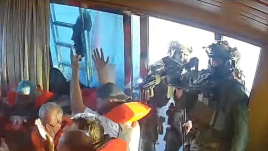 Tangkapan layar dari video streaming langsung menunjukkan pasukan angkatan laut Israel di atas kapal Florida yang menuju Gaza, bagian dari Armada Sumud Global, yang menurut laporan penyelenggara armada telah dicegat, 2 Oktober 2025. (Global Sumud Flotilla/Handout via REUTERS)