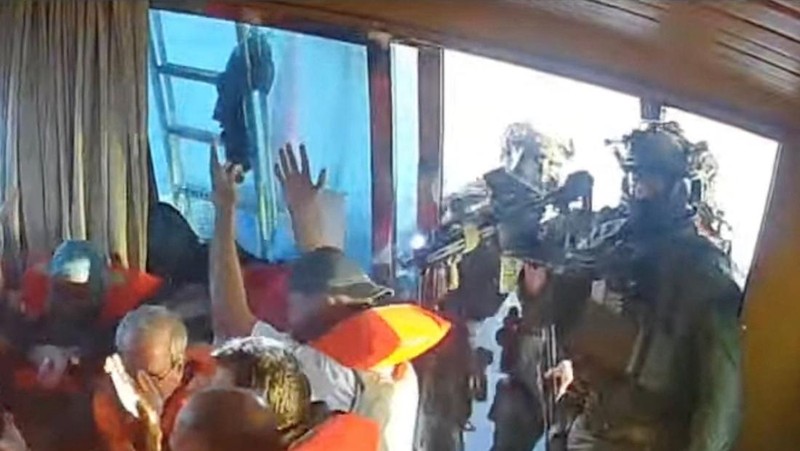 Tangkapan layar dari video streaming langsung menunjukkan pasukan angkatan laut Israel mengepung kapal All In yang menuju Gaza, bagian dari Armada Sumud Global, yang menurut laporan penyelenggara armada telah dicegat, 2 Oktober 2025. (Global Sumud Flotilla/Handout via REUTERS)