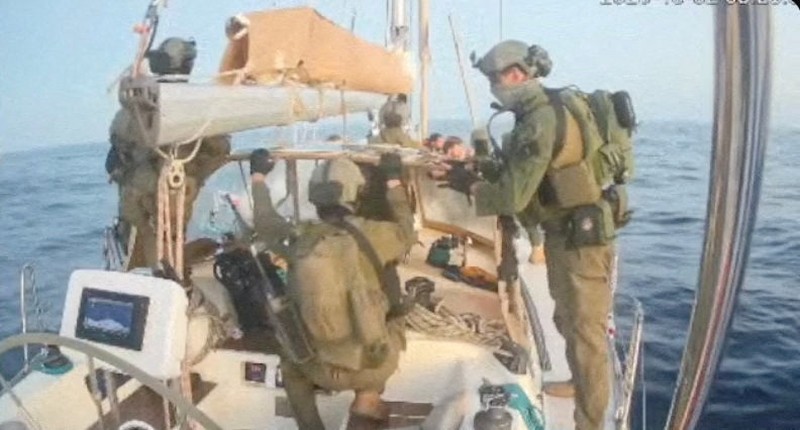 Tangkapan layar dari video streaming langsung menunjukkan pasukan angkatan laut Israel mengepung kapal All In yang menuju Gaza, bagian dari Armada Sumud Global, yang menurut laporan penyelenggara armada telah dicegat, 2 Oktober 2025. Tangkapan layar dari video streaming langsung menunjukkan pasukan angkatan laut Israel mengepung kapal All In yang menuju Gaza, bagian dari Armada Sumud Global, yang menurut laporan penyelenggara armada telah dicegat, 2 Oktober 2025. (Global Sumud Flotilla/Handout via REUTERS)