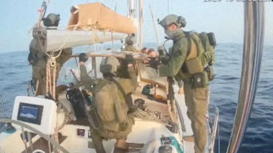 Tangkapan layar dari video streaming langsung menunjukkan pasukan angkatan laut Israel di atas kapal Oxygono yang menuju Gaza, bagian dari Armada Sumud Global, yang menurut laporan penyelenggara armada telah dicegat, 2 Oktober 2025. (Global Sumud Flotilla/Handout via REUTERS)