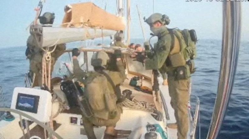 Tangkapan layar dari video streaming langsung menunjukkan pasukan angkatan laut Israel mengepung kapal All In yang menuju Gaza, bagian dari Armada Sumud Global, yang menurut laporan penyelenggara armada telah dicegat, 2 Oktober 2025. (Global Sumud Flotilla/Handout via REUTERS)