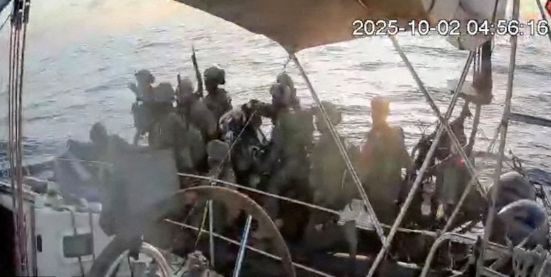 Tangkapan layar dari video streaming langsung menunjukkan pasukan angkatan laut Israel mengepung kapal All In yang menuju Gaza, bagian dari Armada Sumud Global, yang menurut laporan penyelenggara armada telah dicegat, 2 Oktober 2025. (Global Sumud Flotilla/Handout via REUTERS)