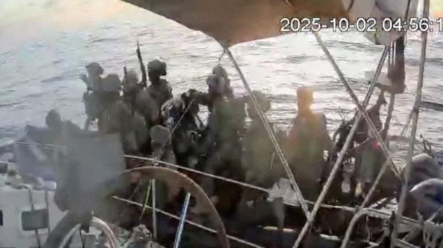 Tangkapan layar dari video streaming langsung menunjukkan pasukan angkatan laut Israel mengepung kapal All In yang menuju Gaza, bagian dari Armada Sumud Global, yang menurut laporan penyelenggara armada telah dicegat, 2 Oktober 2025. (Global Sumud Flotilla/Handout via REUTERS)