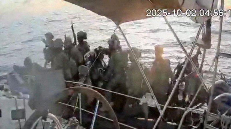 Tangkapan layar dari video streaming langsung menunjukkan pasukan angkatan laut Israel mengepung kapal All In yang menuju Gaza, bagian dari Armada Sumud Global, yang menurut laporan penyelenggara armada telah dicegat, 2 Oktober 2025. (Global Sumud Flotilla/Handout via REUTERS)
