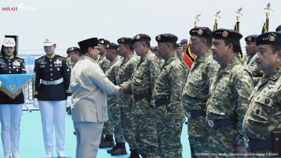 Wakil Kepala BGN, Mayjen TNI (Purn) Lodewyk Pusung mendapatkan penghargaan dalam Sailing Pass TNI AL Tahun 2025. (Tangkapan Layar Youtube/Sekretariat Presiden)