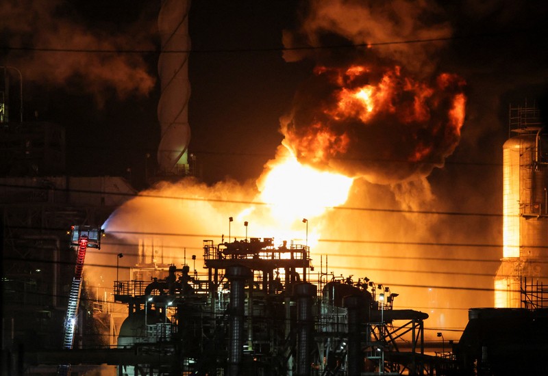 Api dan asap dari kebakaran besar mengepul dari kilang Chevron, di El Segundo, California, AS, 2 Oktober 2025. (REUTERS/Daniel Cole)