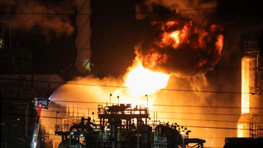 Api dan asap dari kebakaran besar mengepul dari kilang Chevron, di El Segundo, California, AS, 2 Oktober 2025. (REUTERS/Daniel Cole)