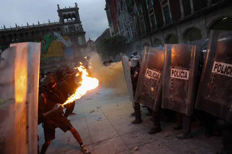 Demonstran bentrok dengan petugas polisi dalam pawai untuk memperingati 57 tahun pembantaian Lapangan Tlatelolco tahun 1968, di mana mahasiswa ditembak mati oleh militer di Mexico City, Meksiko, Kamis (2/10/2025). (REUTERS/Henry Romero)
