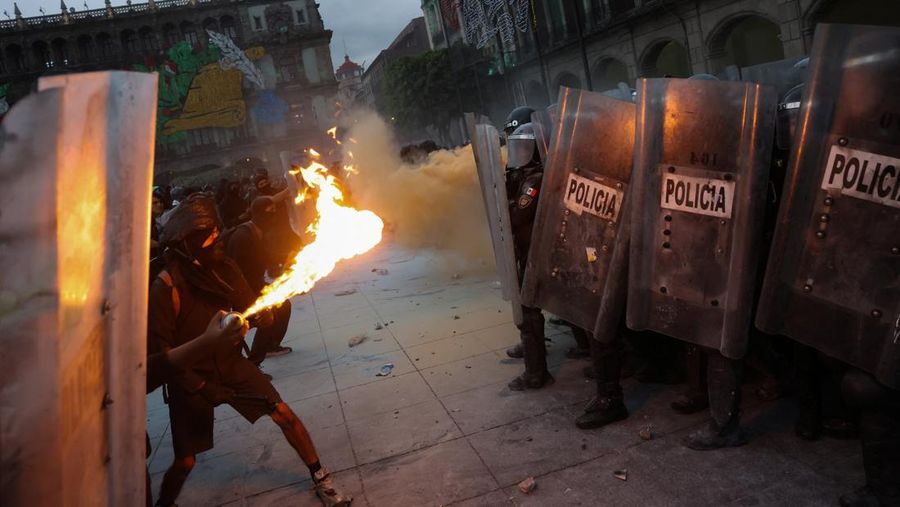 Demonstran bentrok dengan petugas polisi dalam pawai untuk memperingati 57 tahun pembantaian Lapangan Tlatelolco tahun 1968, di mana mahasiswa ditembak mati oleh militer di Mexico City, Meksiko, Kamis (2/10/2025). (REUTERS/Henry Romero)