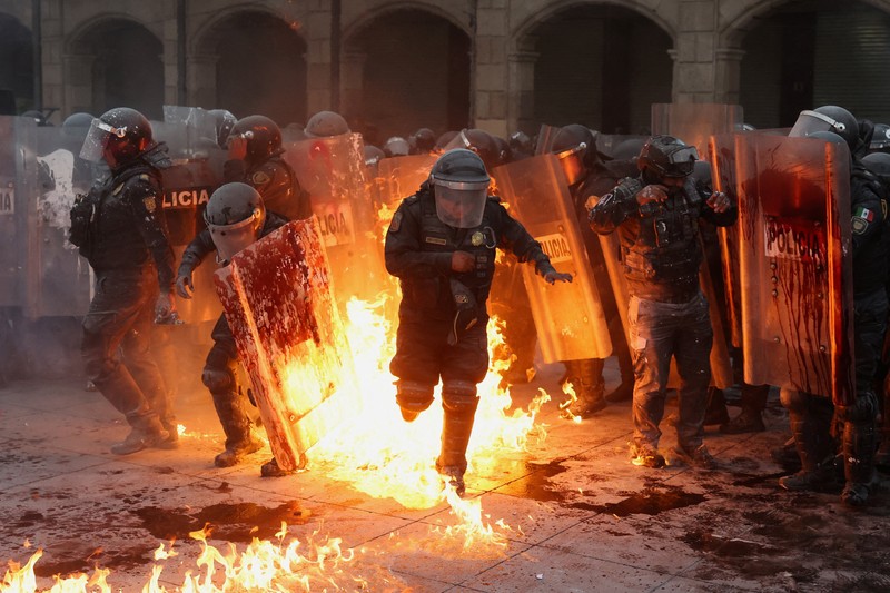Demonstran bentrok dengan petugas polisi dalam pawai untuk memperingati 57 tahun pembantaian Lapangan Tlatelolco tahun 1968, di mana mahasiswa ditembak mati oleh militer di Mexico City, Meksiko, Kamis (2/10/2025). (REUTERS/Henry Romero)