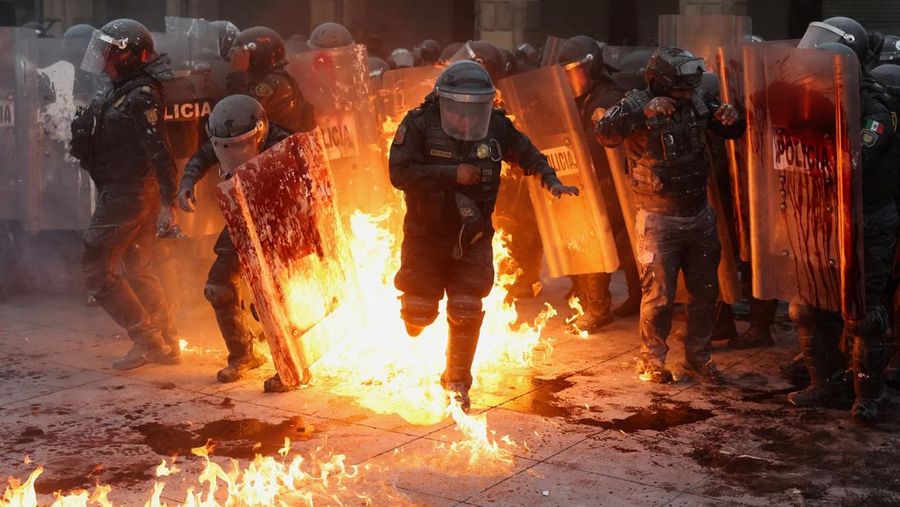 Demonstran bentrok dengan petugas polisi dalam pawai untuk memperingati 57 tahun pembantaian Lapangan Tlatelolco tahun 1968, di mana mahasiswa ditembak mati oleh militer di Mexico City, Meksiko, Kamis (2/10/2025). (REUTERS/Henry Romero)