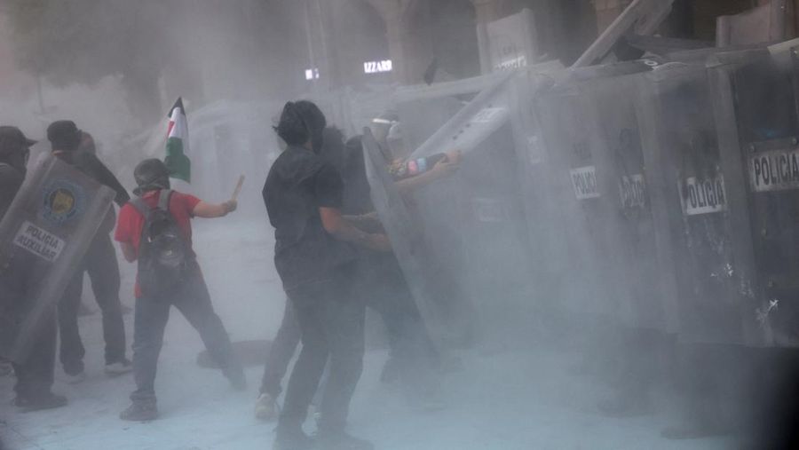 Demonstran bentrok dengan petugas polisi dalam pawai untuk memperingati 57 tahun pembantaian Lapangan Tlatelolco tahun 1968, di mana mahasiswa ditembak mati oleh militer di Mexico City, Meksiko, Kamis (2/10/2025). (REUTERS/Henry Romero)
