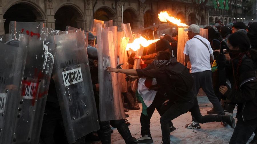 Demonstran bentrok dengan petugas polisi dalam pawai untuk memperingati 57 tahun pembantaian Lapangan Tlatelolco tahun 1968, di mana mahasiswa ditembak mati oleh militer di Mexico City, Meksiko, Kamis (2/10/2025). (REUTERS/Henry Romero)