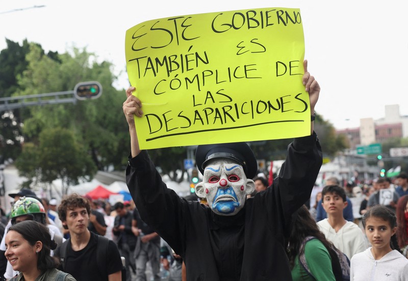 Demonstran bentrok dengan petugas polisi dalam pawai untuk memperingati 57 tahun pembantaian Lapangan Tlatelolco tahun 1968, di mana mahasiswa ditembak mati oleh militer di Mexico City, Meksiko, Kamis (2/10/2025). (REUTERS/Henry Romero)
