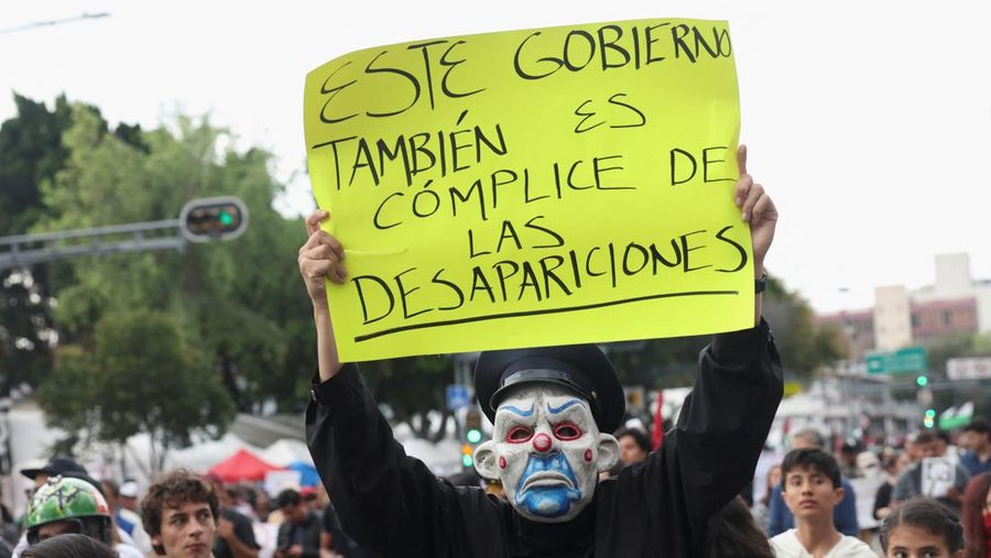 Demonstran bentrok dengan petugas polisi dalam pawai untuk memperingati 57 tahun pembantaian Lapangan Tlatelolco tahun 1968, di mana mahasiswa ditembak mati oleh militer di Mexico City, Meksiko, Kamis (2/10/2025). (REUTERS/Henry Romero)